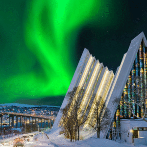 Catedral do Ártico iluminada sob a Aurora Boreal em Tromsø, Noruega