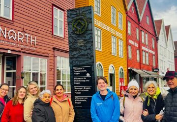 Grupo diante do monumento de Bryggen em Bergen, Noruega